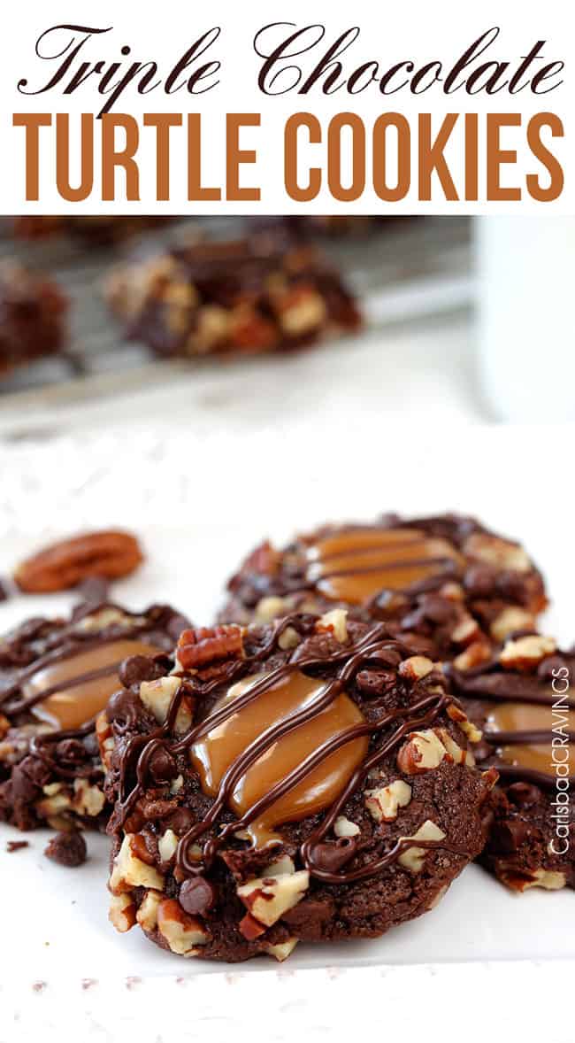 easy Turtle Cookies Opskrift med karamel i midten drysset med chokolade.