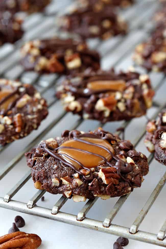 Biscotti tartaruga gommosi su un rack di raffreddamento.