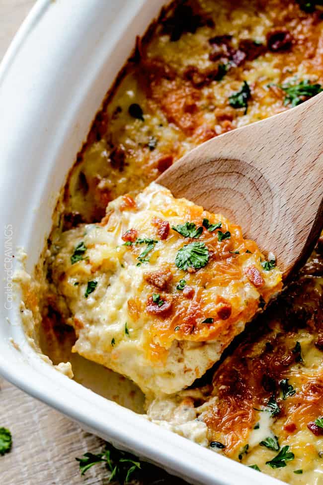  letar du efter de bästa scalloped sötpotatis någonsin någonsin?! Färska örter sjuda i grädde hälls över lager av potatis, bacon och lök toppad med Gruyere ost. Perfekt för Thanksgiving, företag eller varje dag!