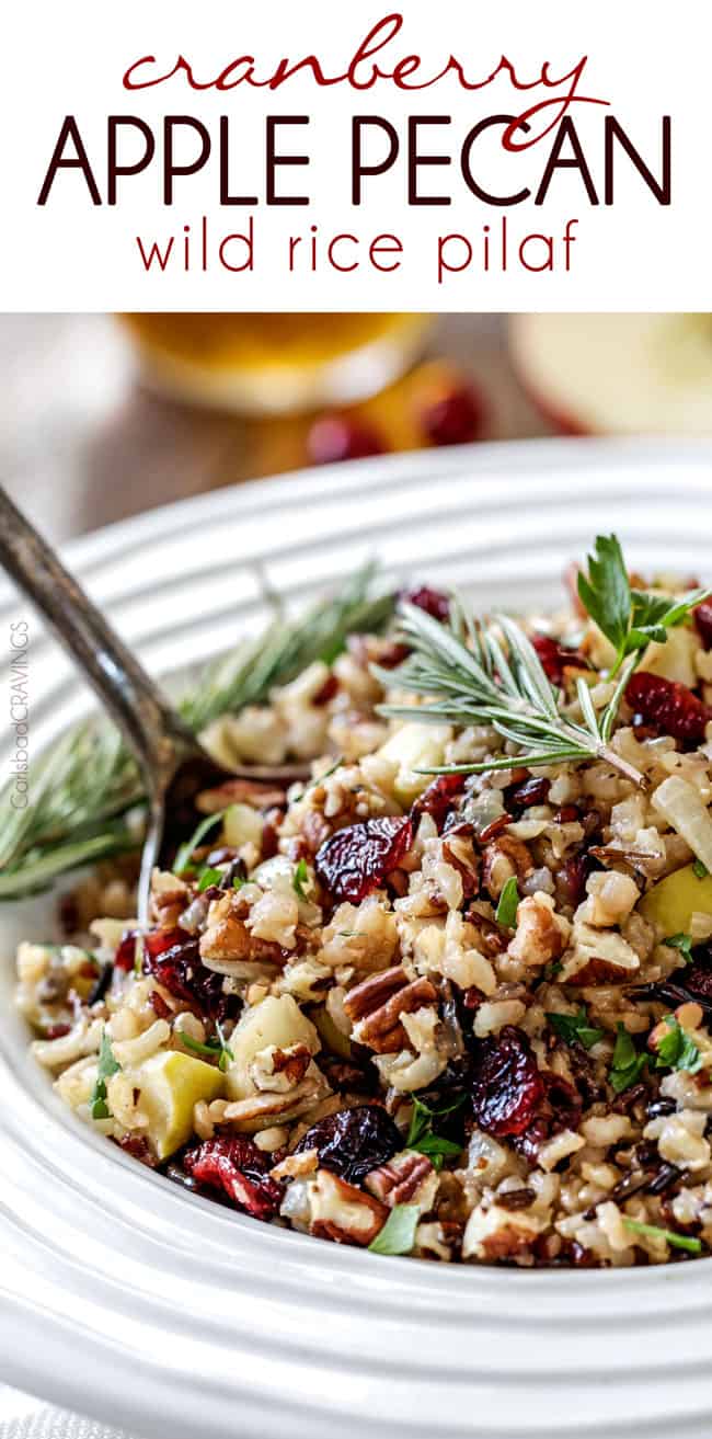 let en gryde tranebær æble Pecan Vilde Ris Pilaf simret i urt krydret kylling bouillon og æblejuice og fyldt med søde tørrede tranebær, æbler og ristede pekannødder til en utrolig velsmagende sød sideskål perfekt til ferien. Alle beder altid om denne opskrift!