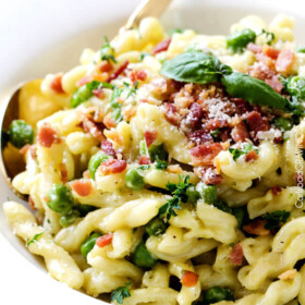 One Pot Pea and Bacon Pasta in Mascarpone Parmesan Sauce is a decadently delicious pasta and the EASIEST pasta you will ever make (seriously look at the directions)! Fabulous company or special occasion stress free side! #Easter #holiday #Christmas #Thanksgiving #pesto