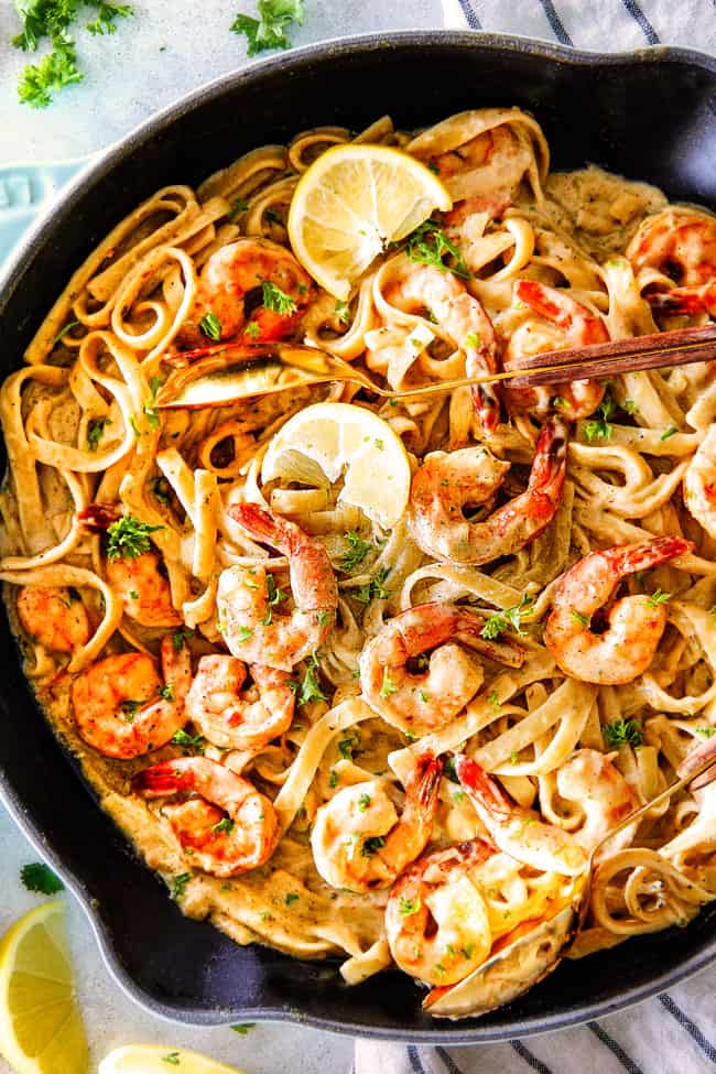 Foto superiore delle fettuccine ai gamberi all'aglio e limone