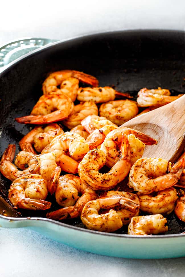 Cocinando las gambas al limón y al ajo en una sartén