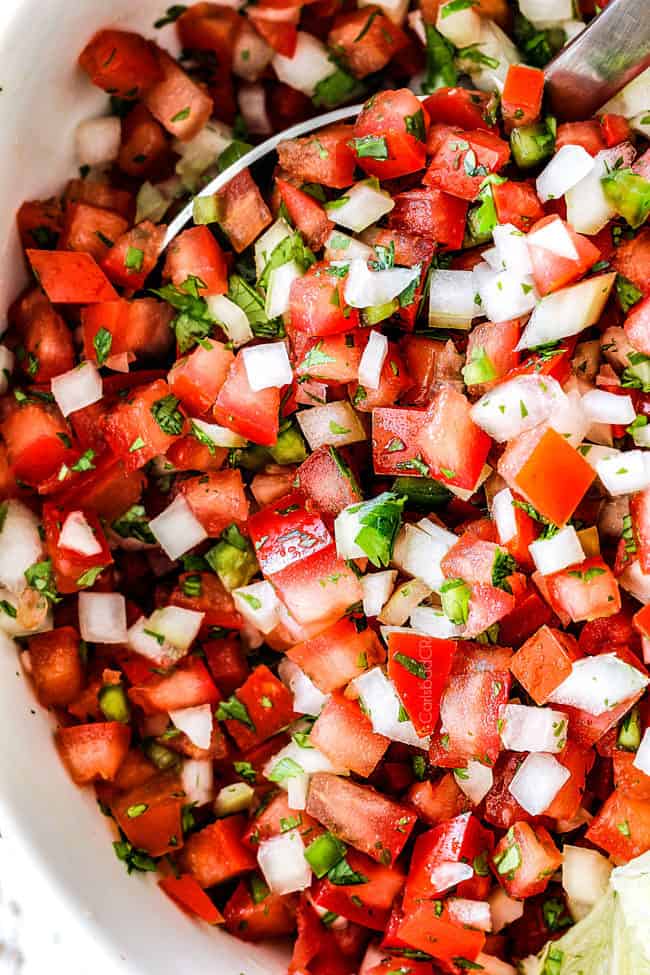 zilverkleurige kom in een witte kom met de beste pico de gallo