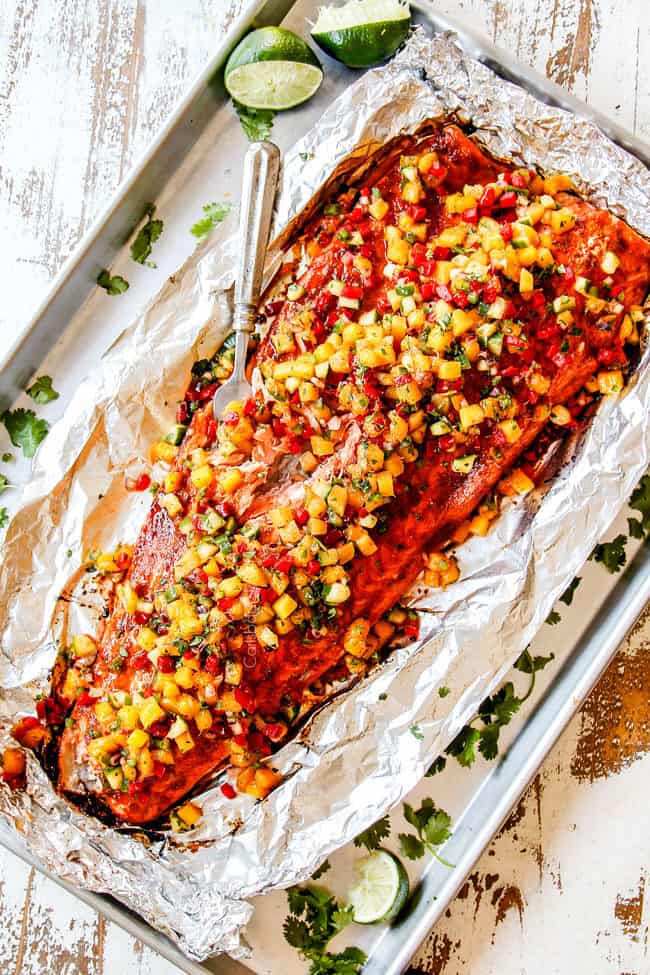 vista dall'alto del salmone sano con salsa di mango