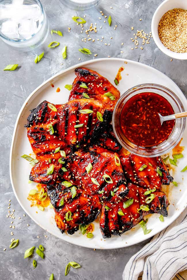 Aufsicht auf einfaches koreanisches BBQ-Huhn auf einer Platte mit grünen Zwiebeln