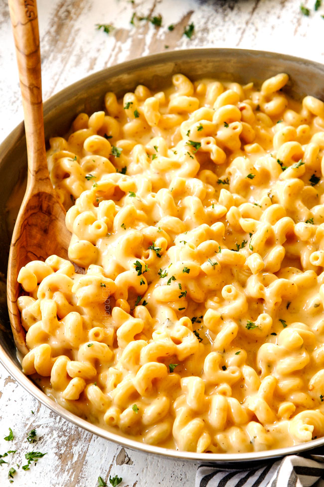 a skillet of the best mac and cheese recipe showing how to garnish with fresh parsley