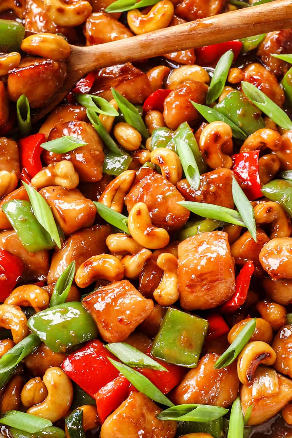 up close of cashew chicken recipe showing the juicy chicken, crisp tender bell peppers and garlic stir fry sauce