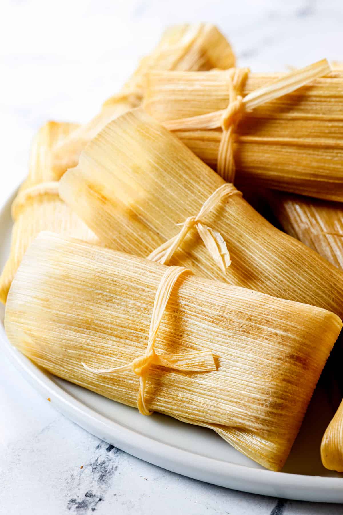 showing how to make tamales by adding to a plate