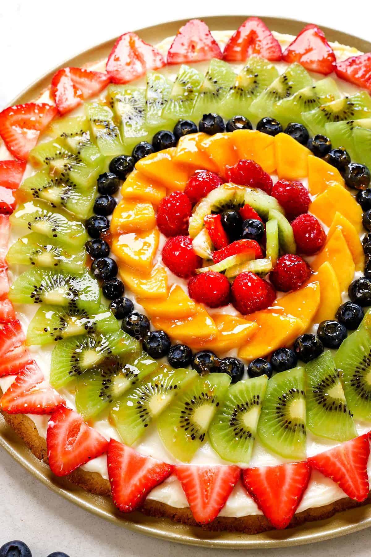 fruit pizza recipe with sugar cookie crust, cream cheese frosting