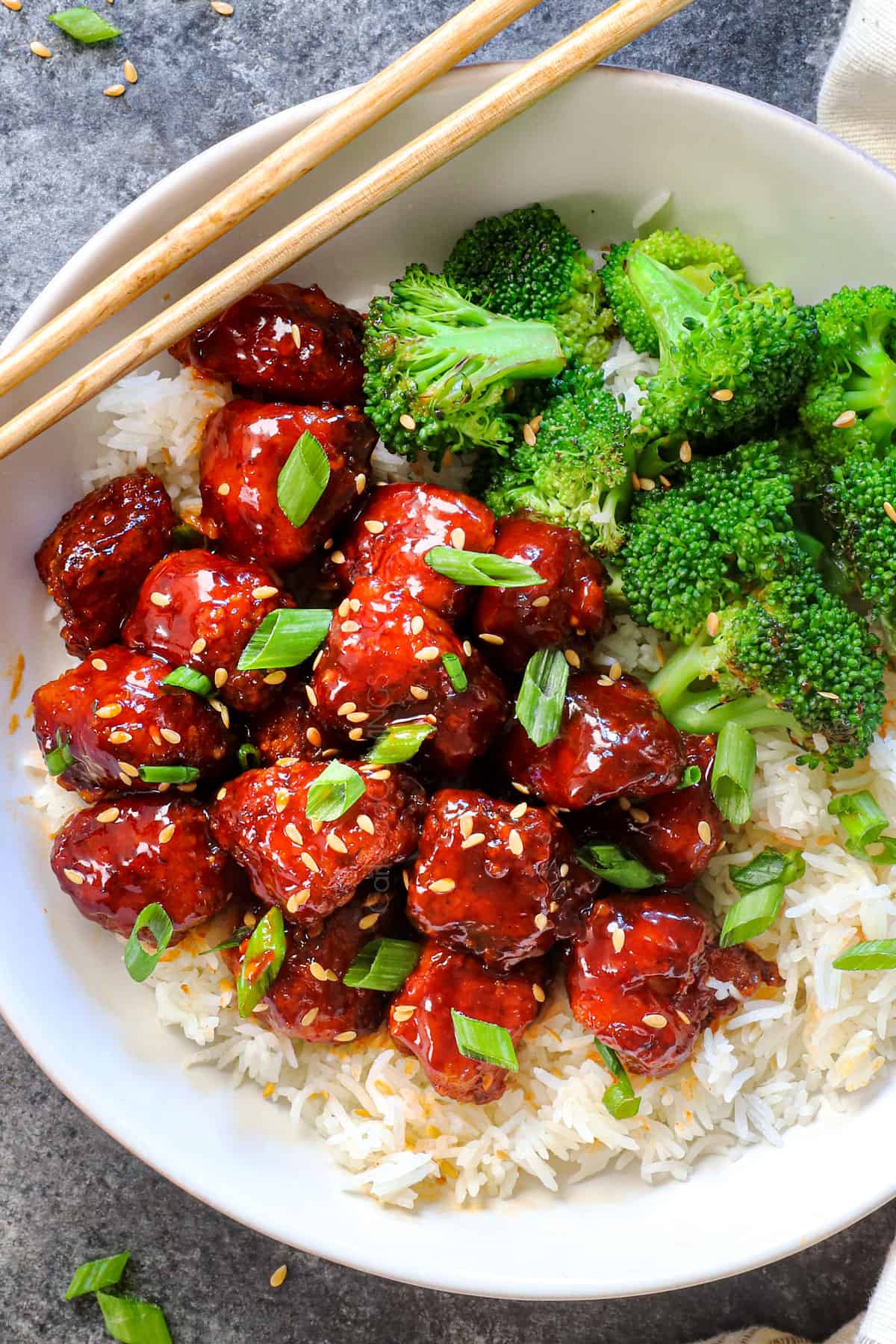 showing how to serve Korean fried chicken (yangnyeom) in a bowl with white rice