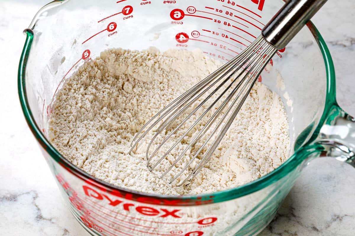 showing how to make sugar cookies by mixing the dry ingredients together in a bowl