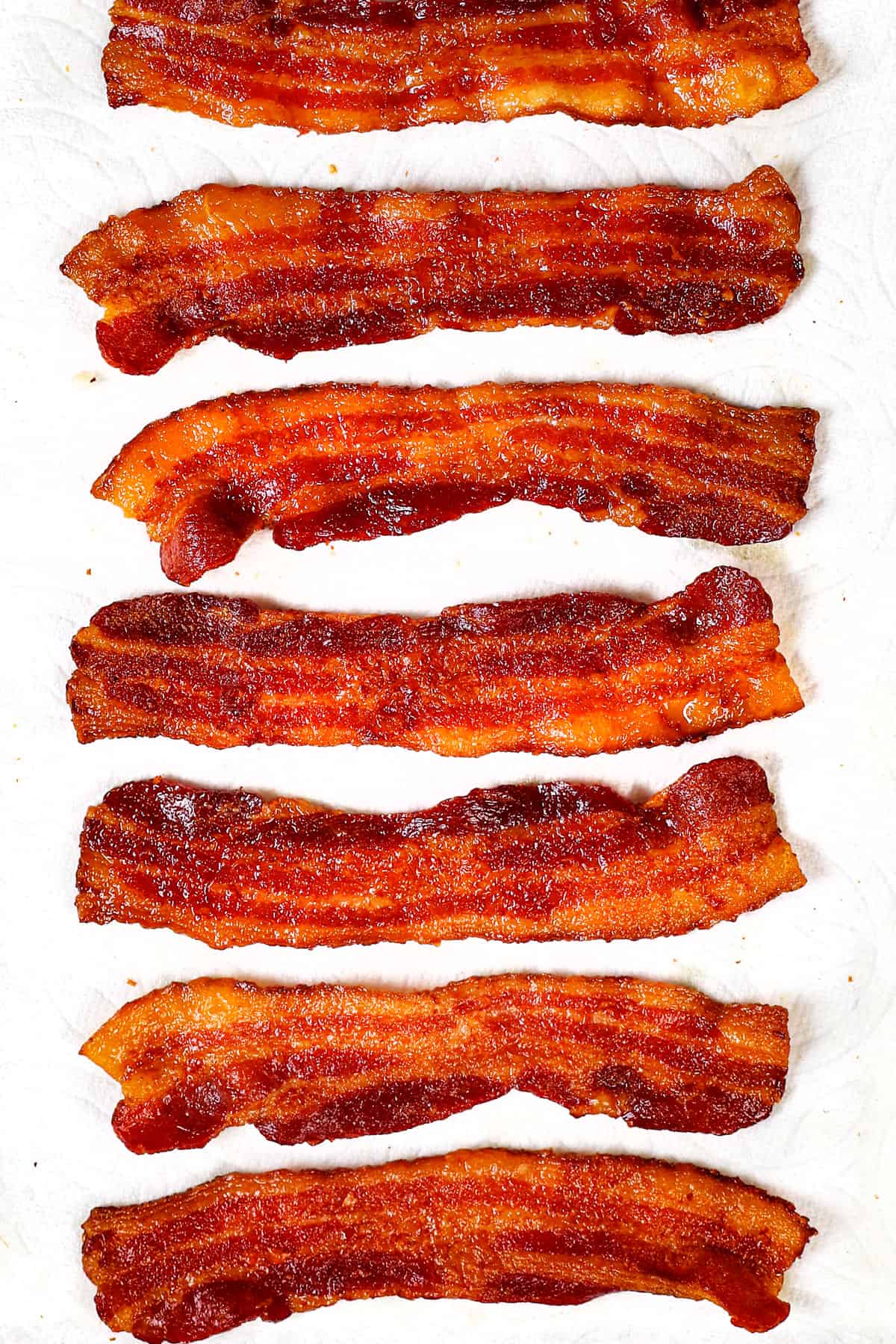 showing how to cook bacon in the oven by draining on paper towels 