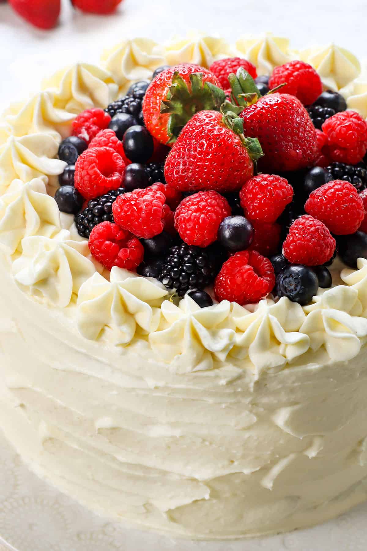 Chantilly cake recipe with Chantilly cream, strawberries, raspberries, blackberries and blueberries