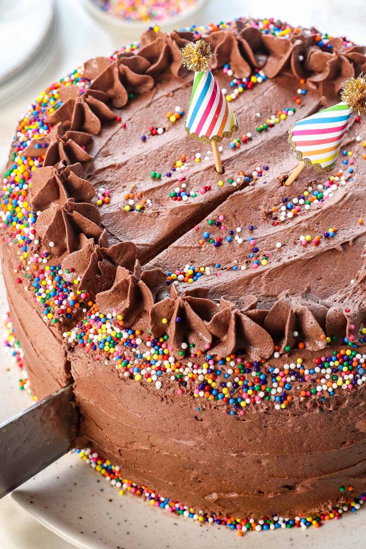 showing how to make yellow cake by slicing with a clean knife to serve