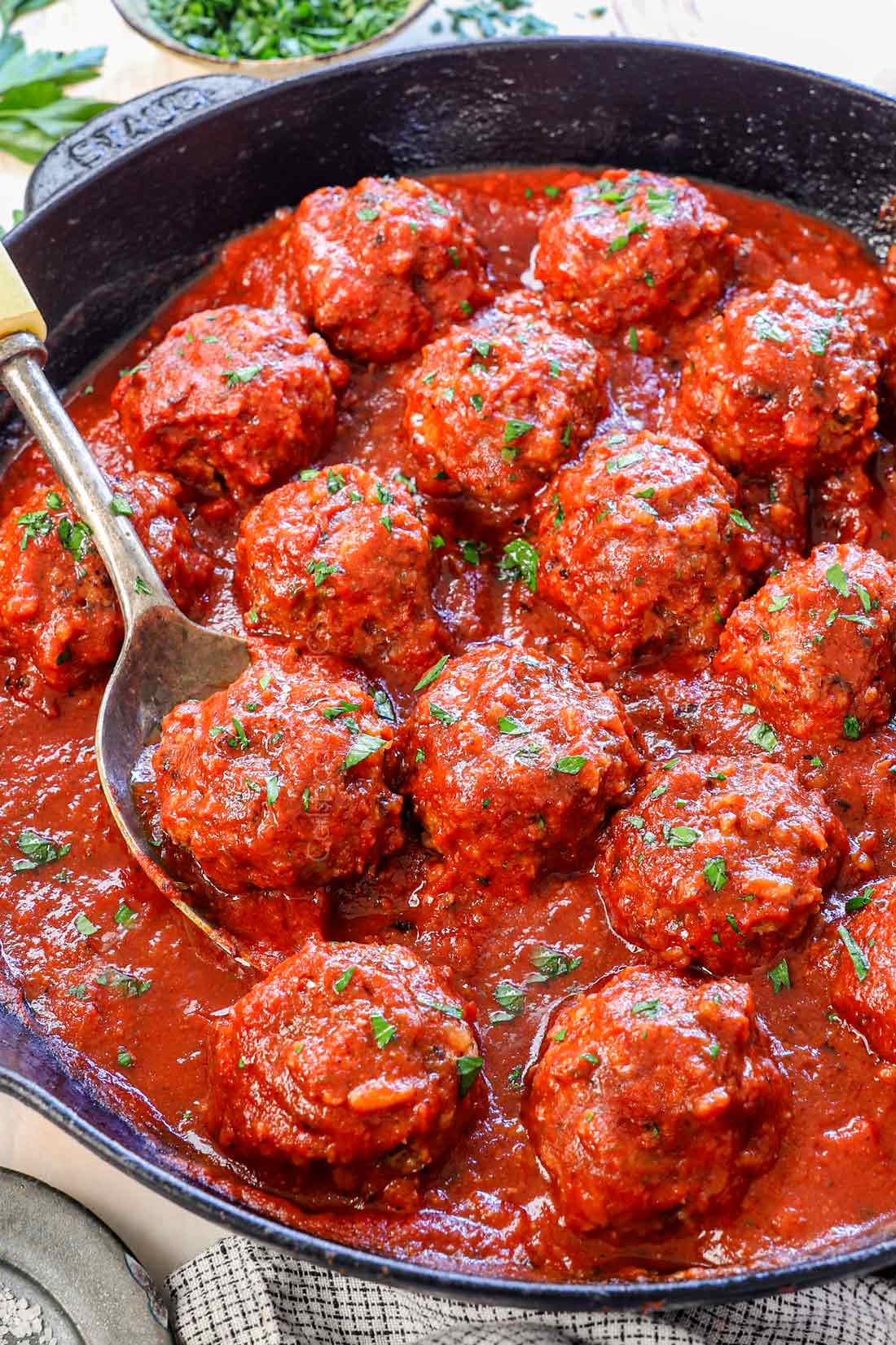 showing how to make porcupine meatballs by baking them in a skillet until the rice and beef are cooked through
